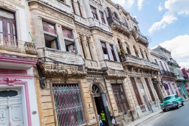 Havana, Küba - 23 Şubat 2016: Hayat Habana Centro mahallede bir sokakta.
