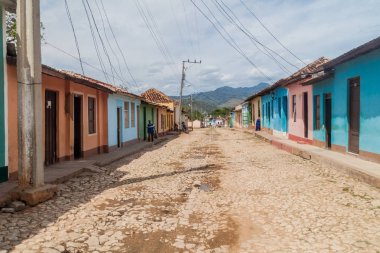 Trinidad, Küba - 8 Şubat 2016: Trinidad, Küba'nın merkezi bir Arnavut kaldırımlı sokakta görünümünü.