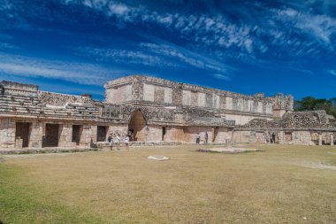 Uxmal, Meksika - 28 Şubat 2016: Rahibenin Quadrangle (Cuadrangulo de las Monjas) bina kompleksinde antik Maya şehir Uxmal, Meksika kalıntıları, turist