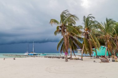 Avuç içi ve plaj köyde Caye Caulker, Belize. Fırtına geliyor.