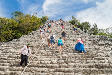 Coba, Meksika - 1 Mart 2016: Turizm tırmanma piramit Nohoch Mul Coba, Meksika Maya şehir kalıntıları