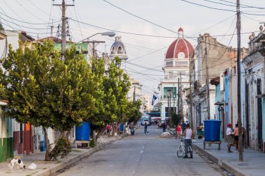 Cienfuegos, Cuba - 10 Şubat 2016: Street hayatta Cienfuegos, Cuba.