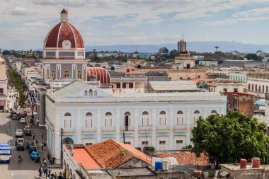 Cienfuegos, Cuba - 11 Şubat 2016: Parque Jose Marti Meydanı Cienfuegos, Cuba'Palacio de Gobierno (hükümet Sarayı)