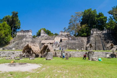 Tikal, Guatemala - 14 Mart 2016: Grand Plaza arkeolojik Tikal, Guatemala, turist ziyaret
