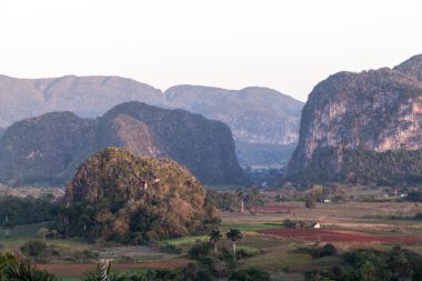 Sabah görünümü Vinales vadinin mogote Dağları, Küba ile