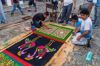 Antigua, Guatemala - 25 Mart 2016: İnsanlar şehirde Antigua Guatemala, Guatemala Paskalya halı süslemeleri.