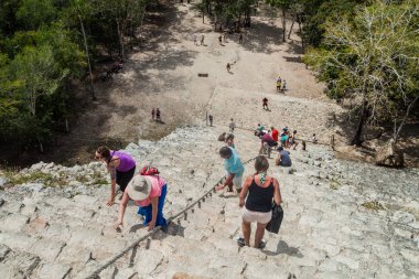 Coba, Meksika - 1 Mart 2016: Turizm tırmanma piramit Nohoch Mul Coba, Meksika Maya şehir kalıntıları