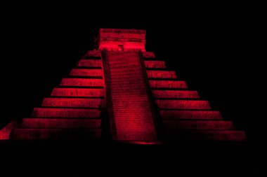 Antik Maya şehri Chichen Itza, Meksika piramitte tüylü yılan gece görünümü
