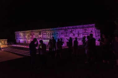 İnsanlar bir rahibe Quadrangle (Cuadrangulo de las Monjas) bina kompleksinde antik Maya şehir Uxmal, Meksika kalıntıları, bir ışık gösterisi izle