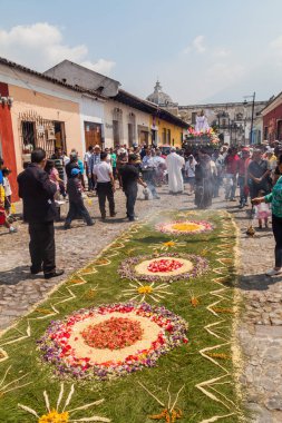 Antigua, Guatemala - 27 Mart 2016: Paskalya Pazar Antigua Guatemala City alay önce sokakta dekore edilmiş halı.