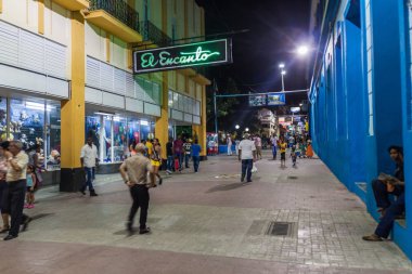 Santiago De Cuba, Cuba - 6 Şubat 2016: Yaya bölgesi Aguilera Street Santiago de Cuba, Cuba