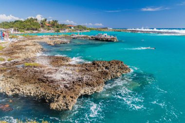 Playa Giron, Küba - 15 Şubat 2016: Turist Playa Giron village, Küba yakınındaki sahil Resort Caleta Buena Domuzlar Körfezi, suyun keyfini çıkarın.
