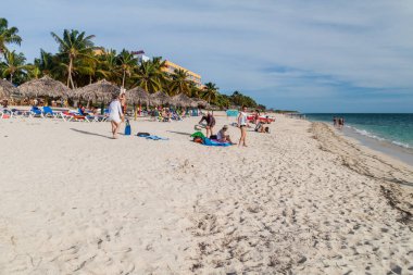 Playa vızıldamak, Küba - 9 Şubat 2016: Trinidad, Küba Playa vızıldamak görünümü plaj. Hotel Club Amigo vızıldamak içinde belgili tanımlık geçmiş.