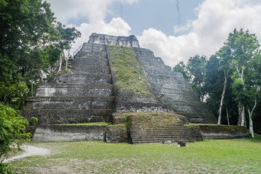 Yapısı 216 Arkeoloji alanında Yaxha, Guatemala