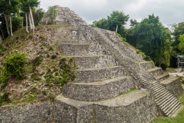 Kuzey Acropolis adlı sit alanı Yaxha, Guatemala, piramit