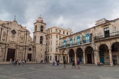 Havana, Küba - 20 Şubat 2016: Eski sömürge binaları Plaza de la Catedral Meydanı Habana Vieja '.