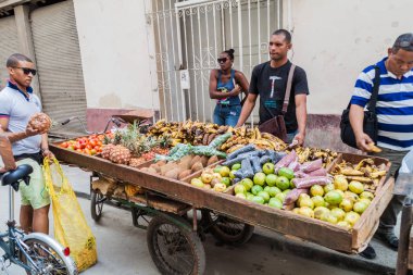 Havana, Küba - 22 Şubat 2016: Eski Havana'da meyve ve sebze sepeti.