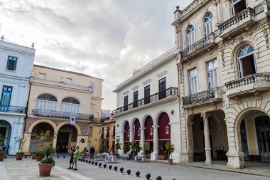 Havana, Küba - 20 Şubat 2016: Eski sömürge binaları Plaza Vieja Meydanı Havana Vieja '