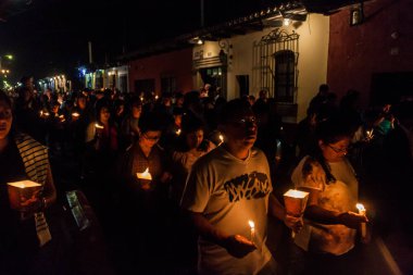 Antigua, Guatemala - 27 Mart 2016: Paskalya Pazar gece alayı katılımcıların Antigua Guatemala City.