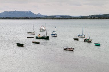 Gibara, Küba - 29 Ocak 2016: Tekneler bir Harbor Gibara Köyü, Küba