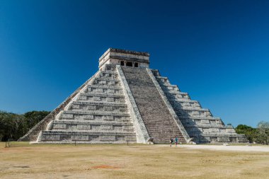 Chichen Itza, Meksika - 26 Şubat 2016: Piramit tüylü yılan Maya arkeolojik sit Chichen Itza, Meksika içinde turistler hayran