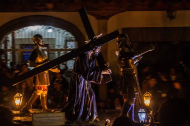 Antigua, Guatemala - 25 Mart 2016: İyi Cuma günü geçit katılımcılar Antigua Guatemala City tarafından yapılan büyük kayan nokta.