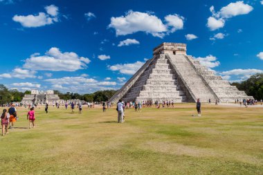 Chichen Itza, Meksika - 26 Şubat 2016: Turist kalabalığından arkeolojik sit Chichen Itza, tüylü yılan piramit ziyaret edin.