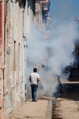 Havana, Küba - 24 Şubat 2016: Havana evleri sivrisinek zika virüsü taşıyan karşı mücadele bir parçası olarak dezenfekte.