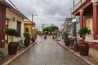 Baracoa, Küba - 5 Şubat 2016: Görünümünü bir sokak şehirde Baracoa, Küba. Katedral görülebilen.