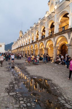 Antigua, Guatemala - 25 Mart 2016: Plaza Mayor Meydanı şehirde Antigua Guatemala, Guatemala nda insanların kalabalıklar.