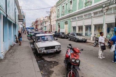 Cienfuegos, Cuba - 11 Şubat 2016: Cienfuegos, Cuba ortasına bir sokakta görünümünü.