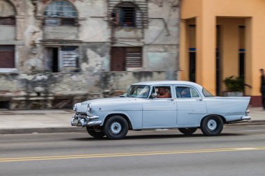 Havana, Küba - 22 Şubat 2016: Vintage otomobil sürmek ünlü sahil sürücü Malecón boyunca Havana