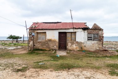 Küçük dilipitated evde Gibara Köyü, Küba