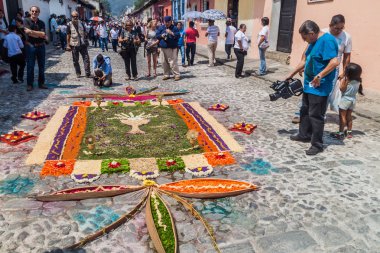 Antigua, Guatemala - 27 Mart 2016: Paskalya Pazar Antigua Guatemala City alay önce sokakta dekore edilmiş halı.