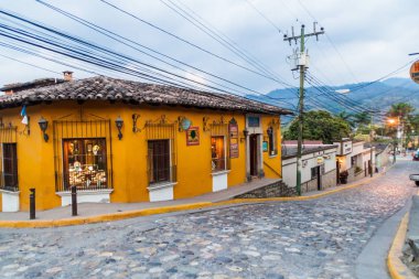 Copan Ruinas, Honduras - 11 Nisan 2016: Arnavut kaldırımlı sokakları Copan Ruinas Köyü.