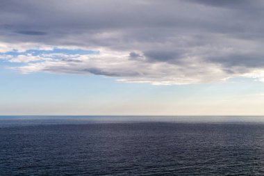 Deniz ve bulutlu gökyüzü arka plan üzerinde