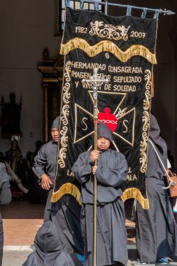 Antigua, Guatemala - 26 Mart 2016: Kutsal Cumartesi (siyah Cumartesi) alay katılımcıların şehirde Antigua Guatemala, Guatemala.