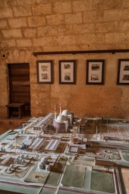 Castillo De Jagua, Küba - 12 Şubat 2016: Modeli terk edilmiş Juragua nükleer santral Castillo de Jagua bir şatoda, Küba