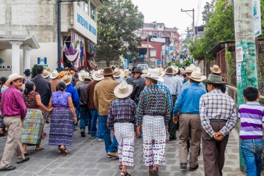 San Pedro La Laguna, Guatemala - 23 Mart 2016: Yerel San Pedro La Laguna köy halkı bir alay Paskalya önce katılmak.
