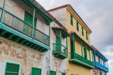 Havana, Küba'da eski sömürge binaların balkon