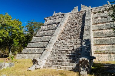 High priest kabrinde (düşünür olarak da bilinir) arkeolojik sit Chichen Itza, Meksika