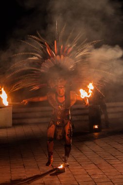 Chichen Itza, Meksika - 25 Şubat 2016: Yerli Maya dansçı performans Chichen Itza ruins yakınındaki.