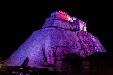 Antik Maya City Uxmal, Meksika (Piramide del adivino) sihirbaz her gece ışıklı piramit