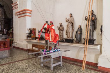 Santiago Atitlan, Guatemala - 24 Mart 2016: Santiago Atitlan bir kilisede Paskalya süsleri ile içinin.