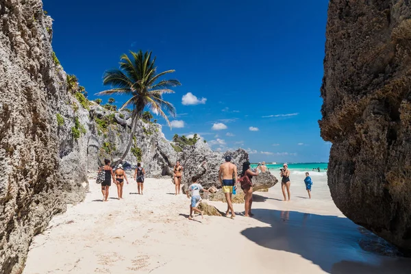 Tulum Mexio Feb 2016 Tourists Beach Ruins Ancient Maya City — Stock Photo, Image