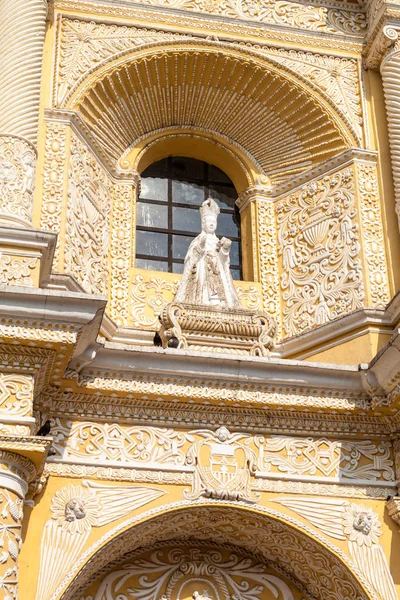 Heykele facad La Merced Kilisesi Antigua, Guatemala