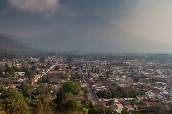 Antigua, Guatemala Hava görünümünü. Agua volkan içinde belgili tanımlık geçmiş.