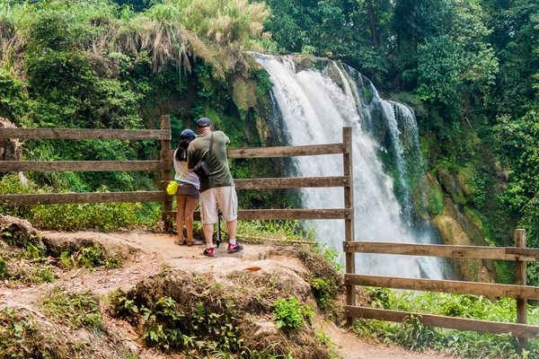 Pulhapanzak Honduras Nisan 2016 Turist Pulhapanzak Şelale Gözlemlemek — Stok fotoğraf