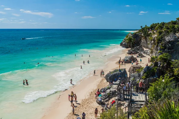 Tulum, Mexio - 29 Şubat 2016: Antik Maya şehir Tulum, Meksika kalıntıları altında sahilde turist