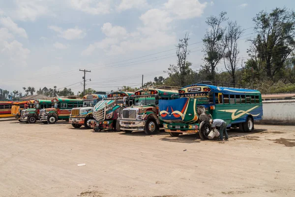 Antigua, Guatemala - 28 Mart 2016: Renkli tavuk otobüs, eski bize otobüs, okul, ana otobüs terminali Antigua Guatemala City'de sıralanır.